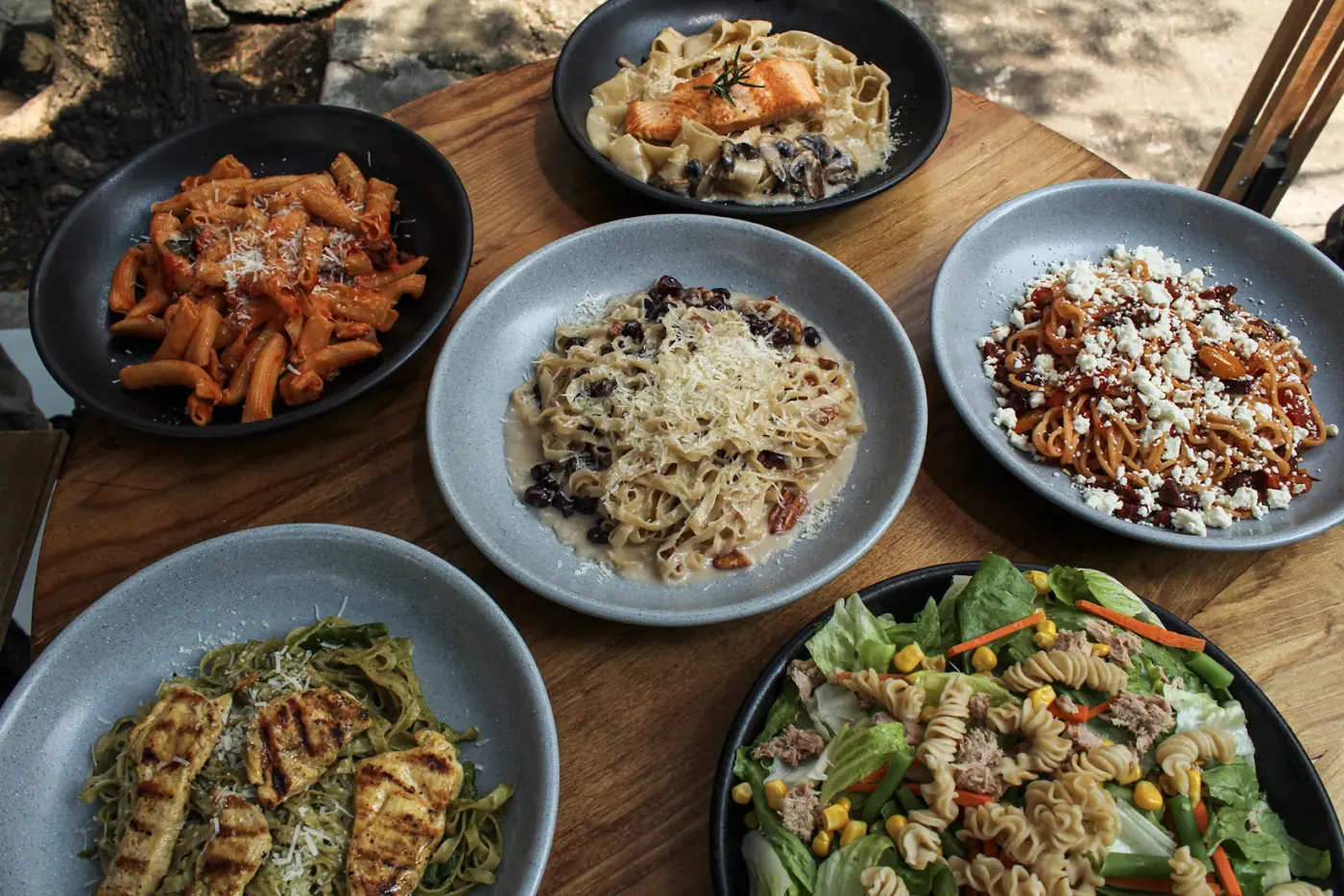 Pastas y ensaladas de Travertino sobre la mesa