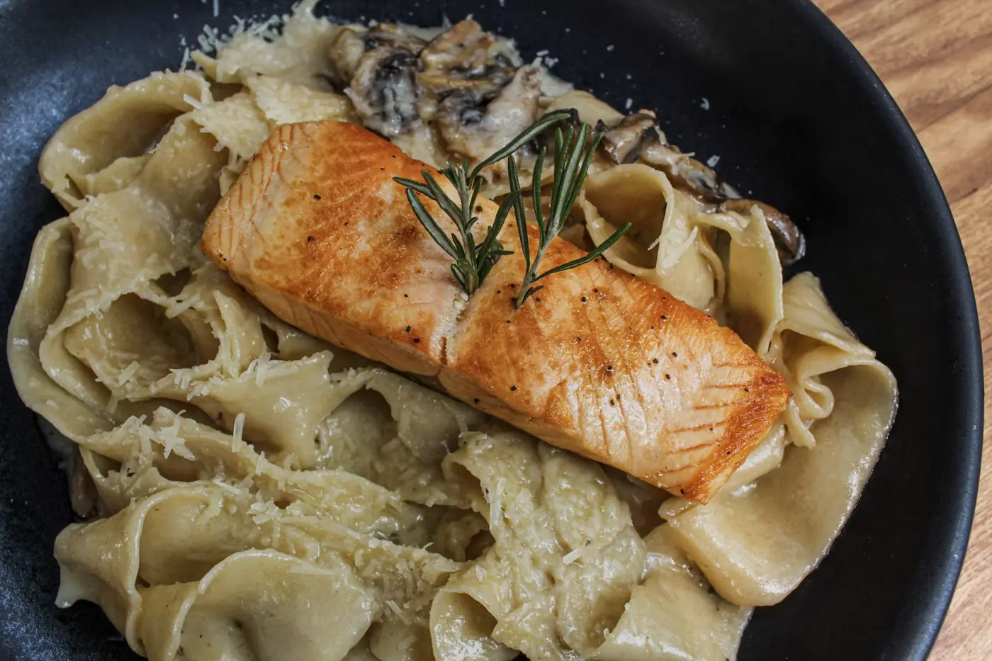 Calabria: pappardelle con salmón y champiñones