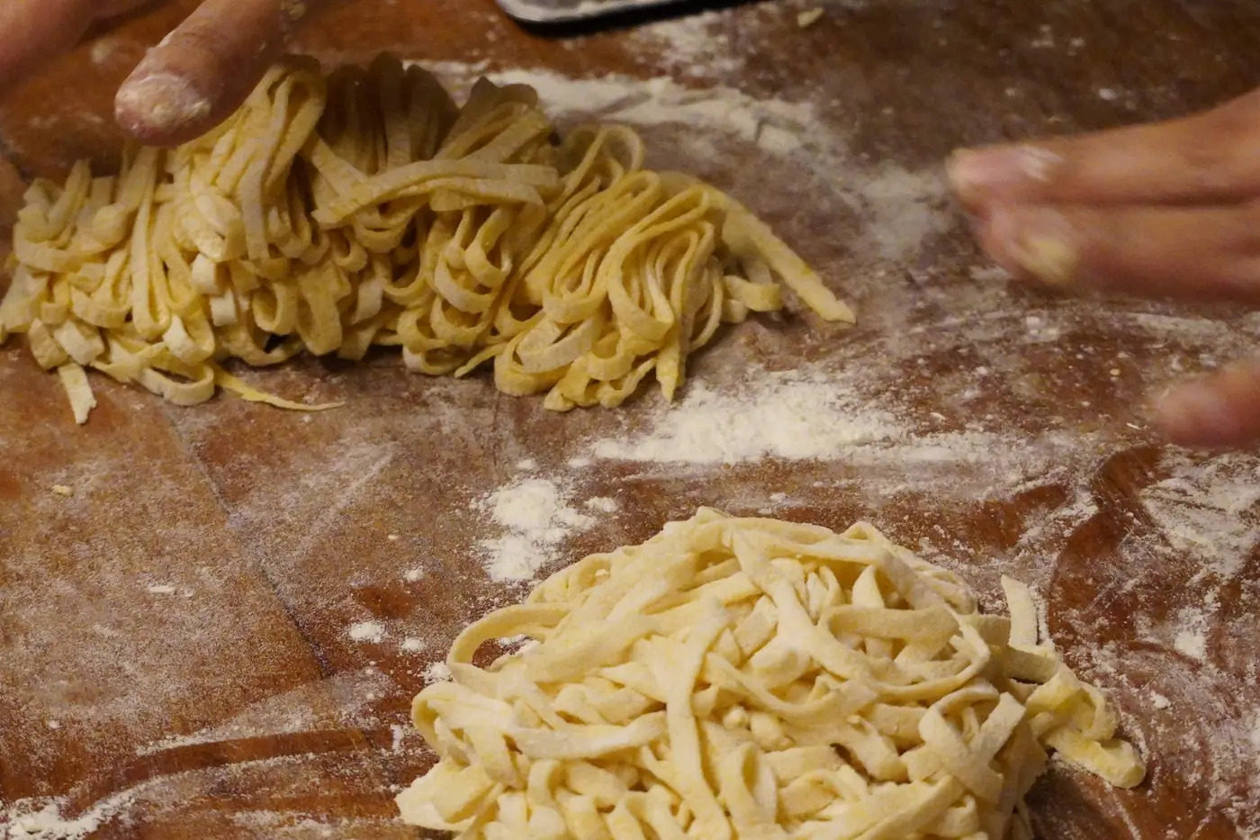 Tagliatelle recién cortado sobre harina