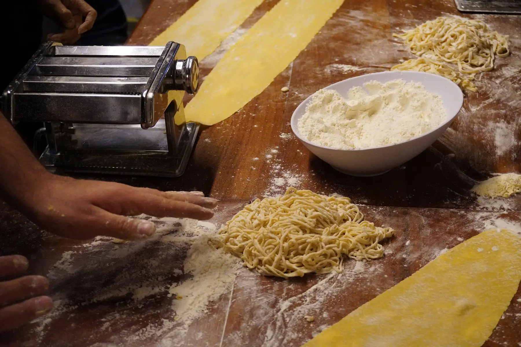 Estación de Pasta Night con máquina y harina