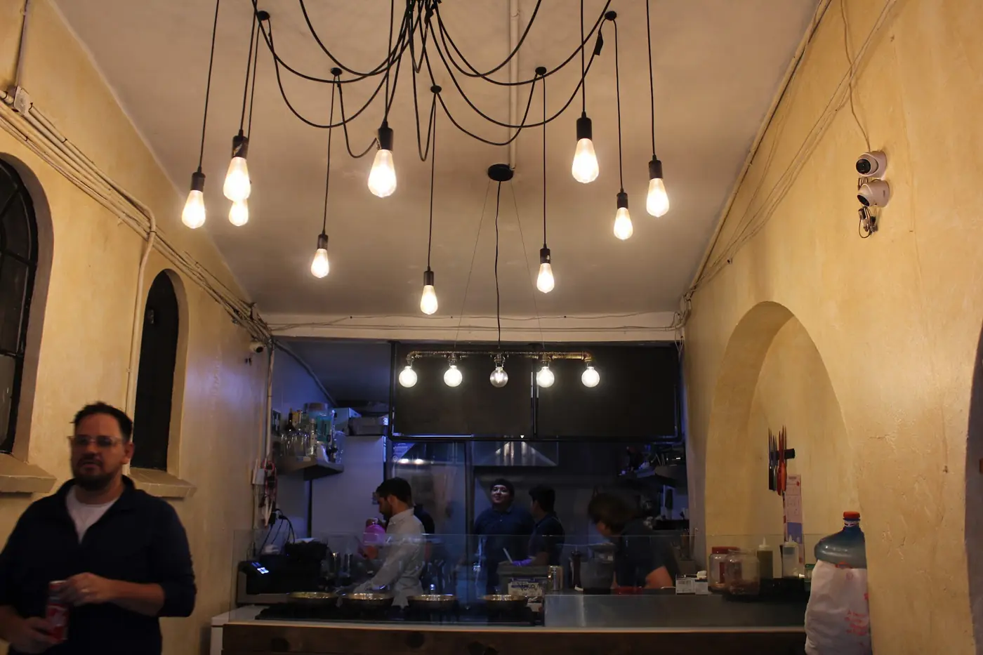 Interior de Travertino con la barra y lámparas colgantes