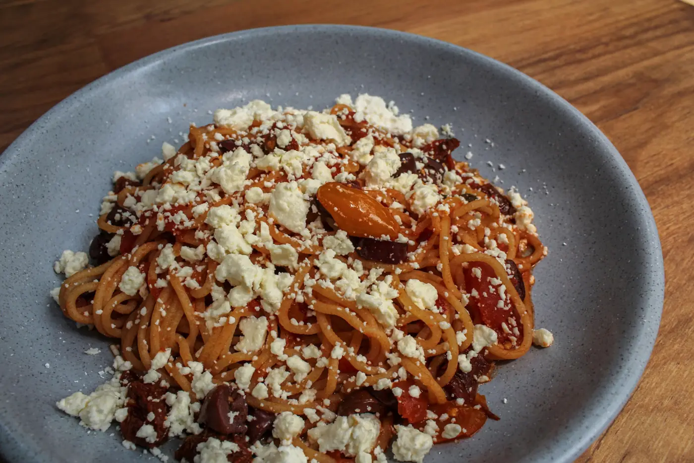 Travertino: spaghetti pomodoro con feta y kalamata